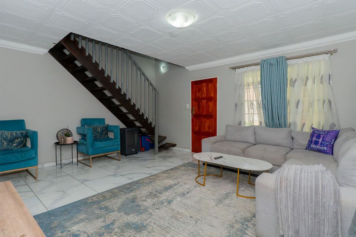 Modern 4 Bedroom Townhouse in Van Riebeeck Park - Photo 4