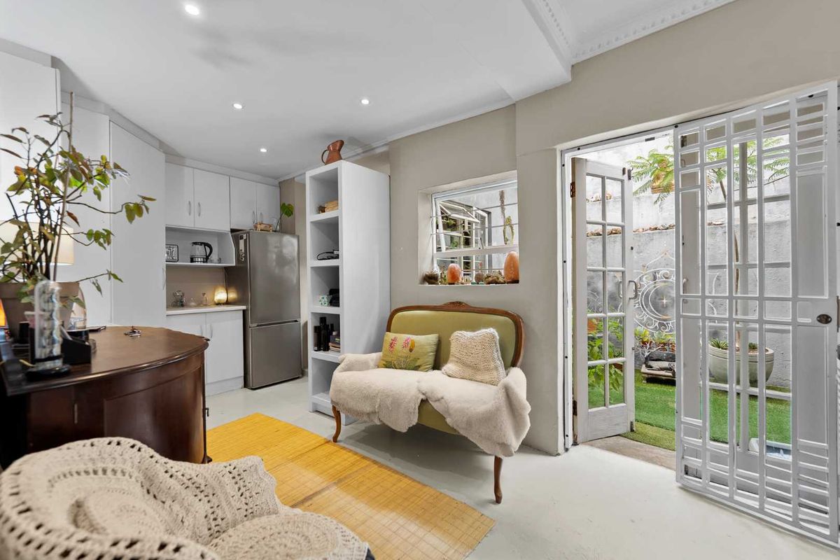 Serene home on the slopes of Signal Hill - Photo 2