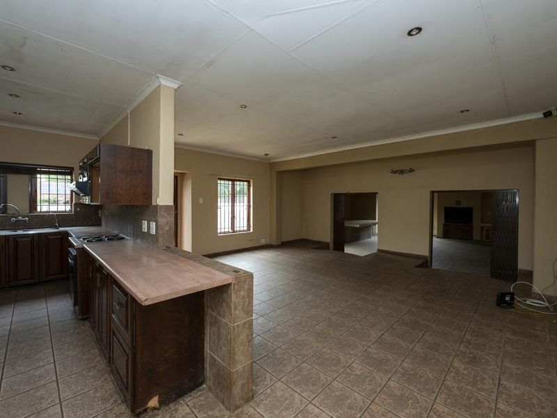 Fixer-upper with entertainer's flair - Photo 9