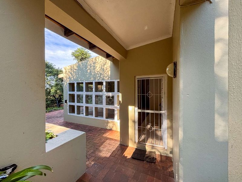 Spacious 5 Bedroom Family Home on 1,910m2 in World's View, Hilton - Photo 4