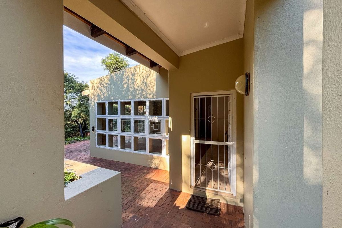 Spacious 5 Bedroom Family Home on 1,910m2 in World's View, Hilton - Photo 4