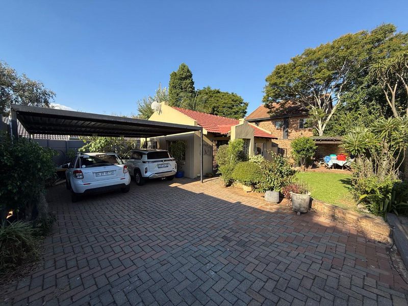 Neat 2 Bedroom Home with Entertainment Patio - Photo 4