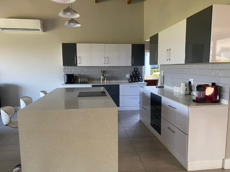 Excuiste Home For Rental in Palm Lakes Estate - Photo 2