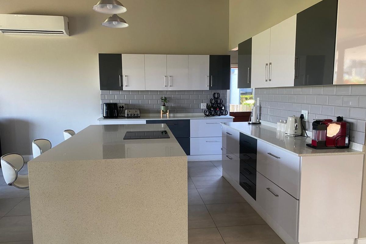 Excuiste Home For Rental in Palm Lakes Estate - Photo 2