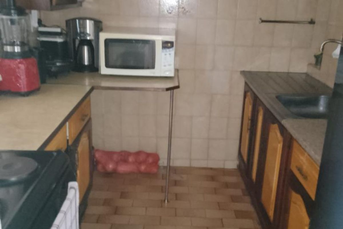 NEAT SPACIOUS 2 BED FLAT IN SILV - Photo 4