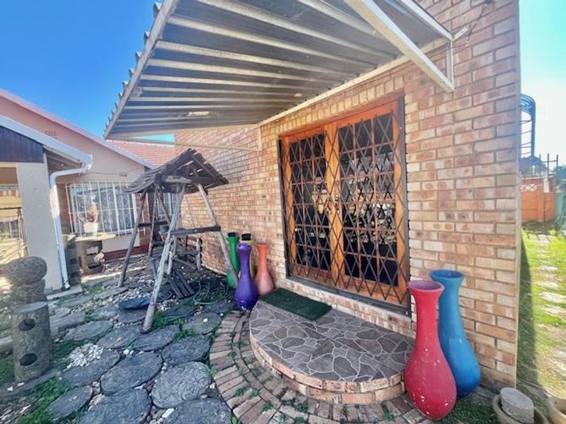 Prime Location Opposite Shopping Complex, Walk to School! - Photo 8