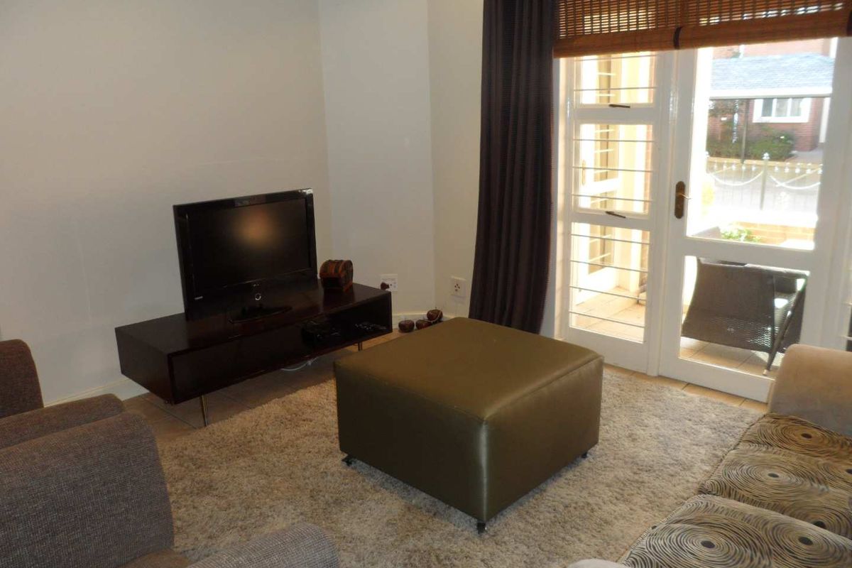 SOPHISTICATED  FULLY FURNISHED 2 BED 2 BATH GROUND FLOOR APARTMENT IN MELROSE - Photo 5