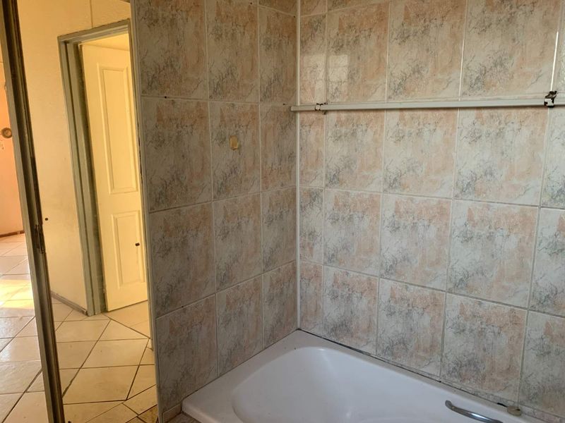 Spacious 2 Bedroom Apartment for Sale in Ridgeway's Prestigious Leopard Rock Complex - Photo 7