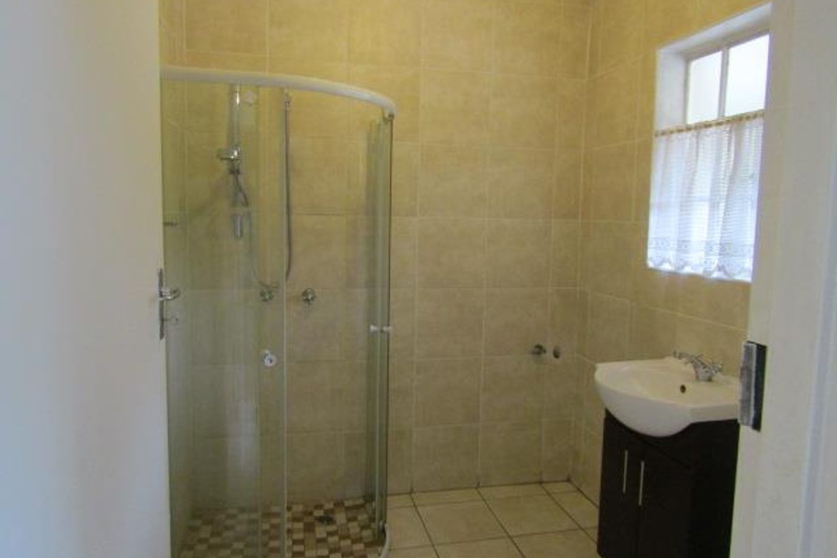 Charming Life Right Bedsitter in Eden Village Helderkruin. - Photo 5