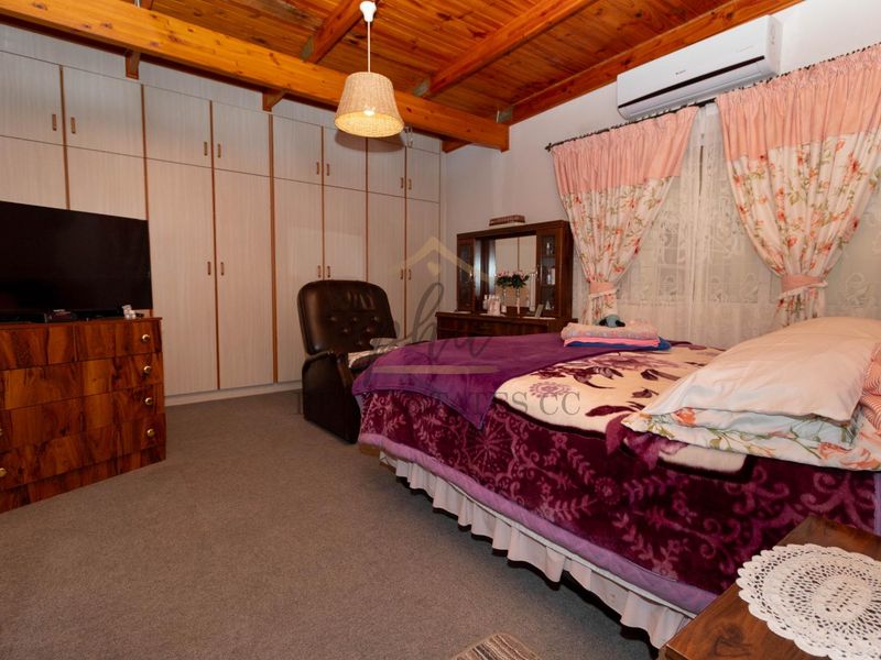 Well maintained with partial ocean views - Photo 6