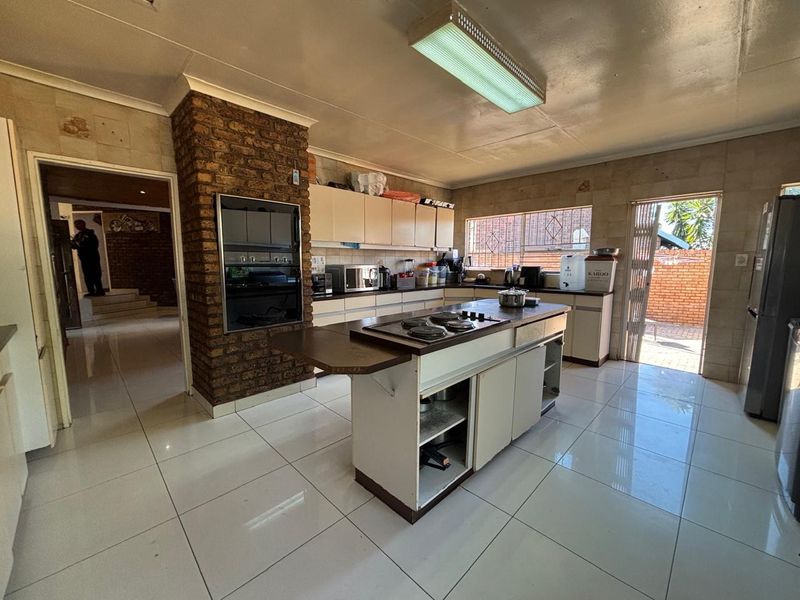 4 Bedroom House for sale in Oakdene - Photo 6