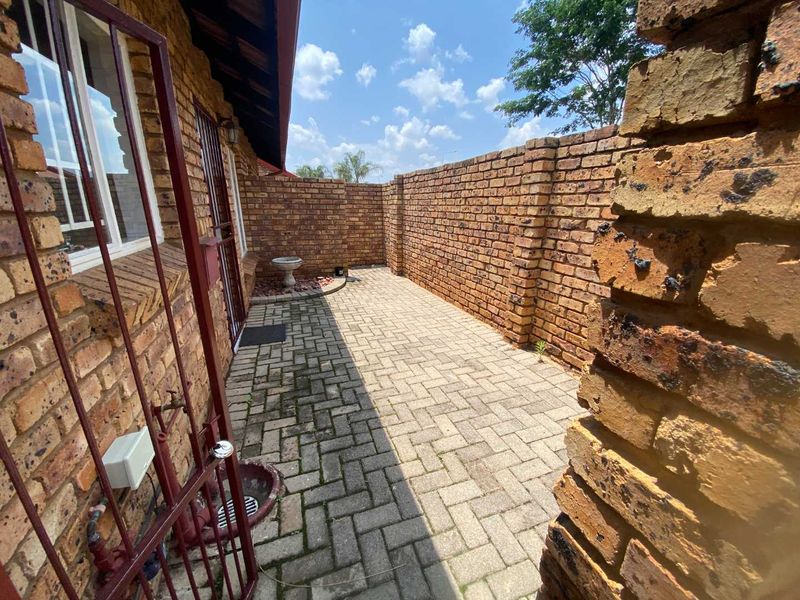 2 Bedroom Townhouse in Rooihuiskraal North. - Photo 3