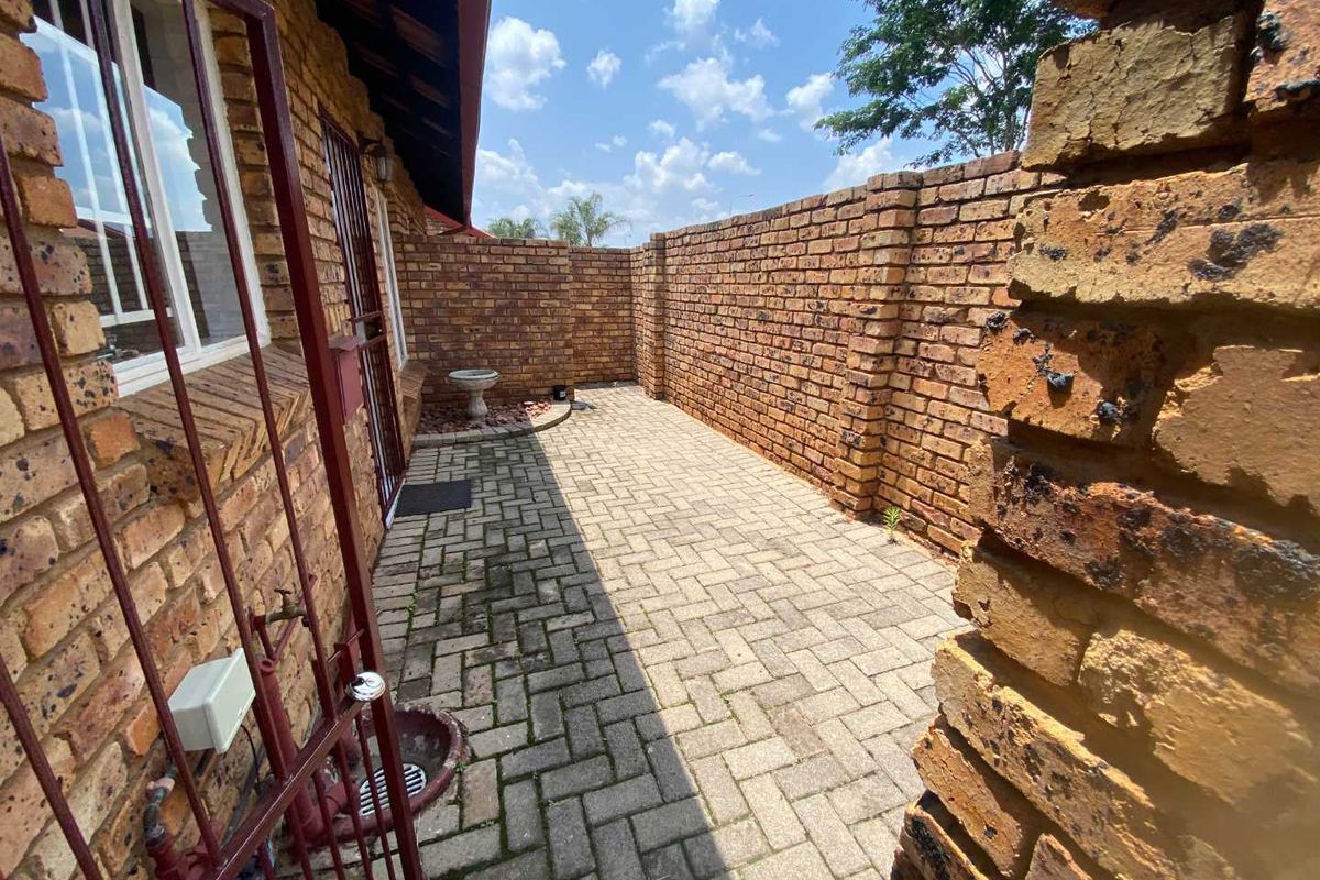 2 Bedroom Townhouse in Rooihuiskraal North. - Photo 3