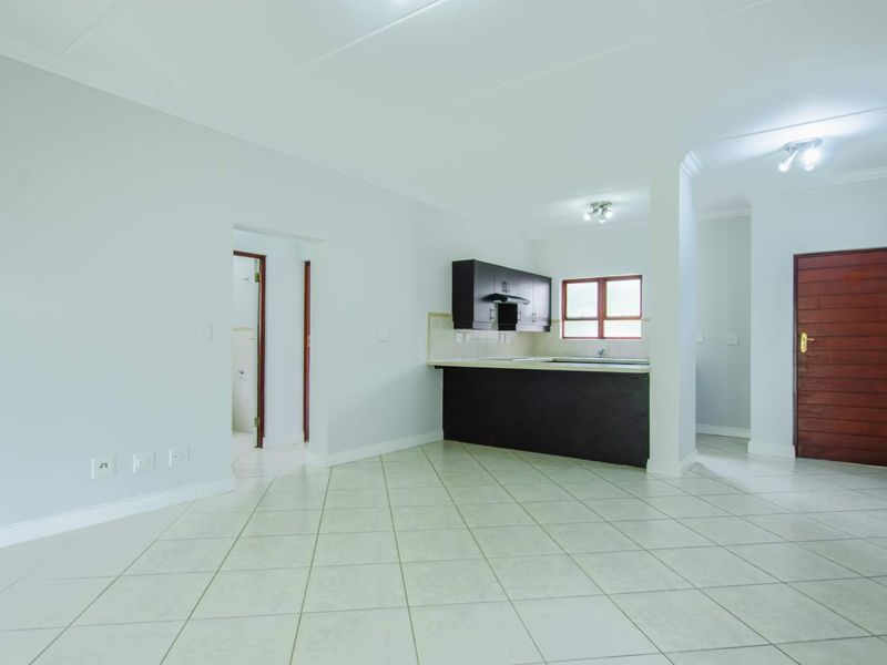 Modern Newly Renovated Ground-Floor Apartment in Tranquil Crowthorne Village with Country Living Charm - Photo 7