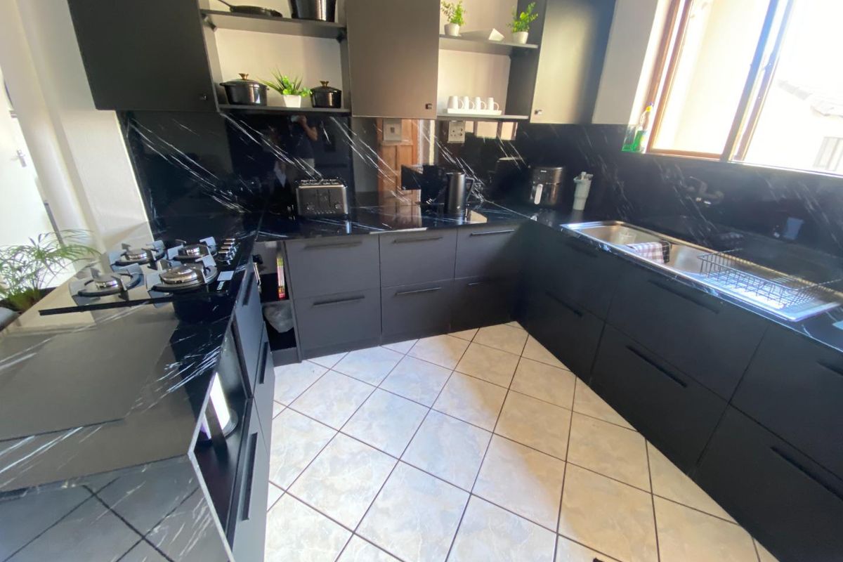 Stylish 2-Bed Lock-Up and Go - Photo 4