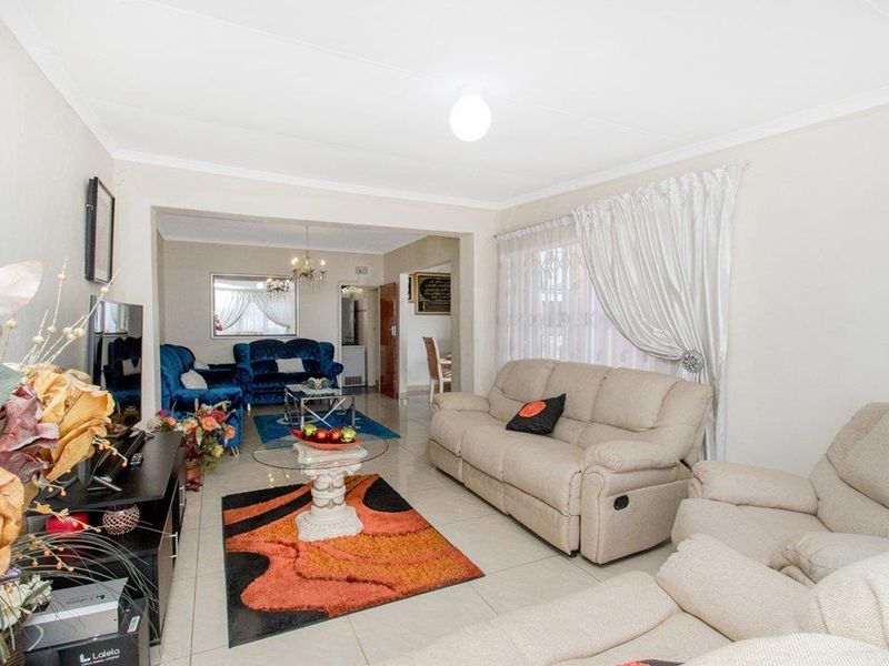 Neat 3 bedroom 1 bathroom home for sale in Westbury Johannesburg - Photo 5