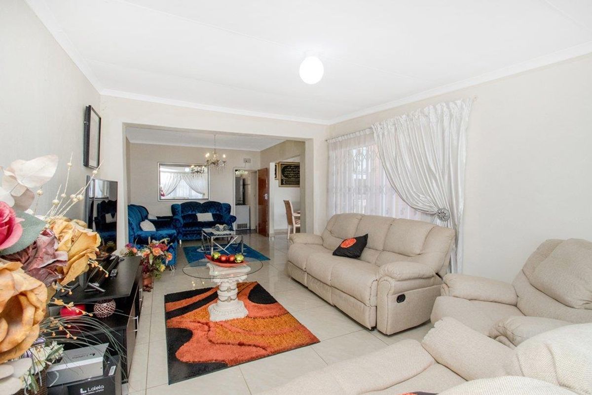 Neat 3 bedroom 1 bathroom home for sale in Westbury Johannesburg - Photo 5