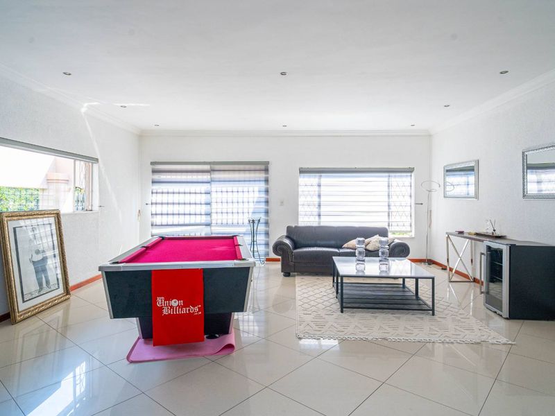 Expansion 2000m2 Family Home in Douglasdale - Photo 4