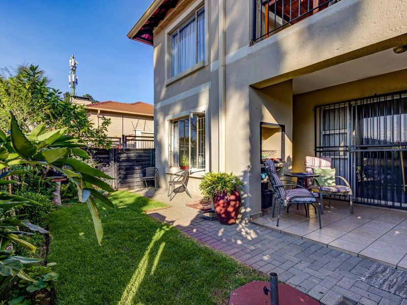 SUNNY AND SECURE GROUND FLOOR UNIT IN FAIRVIEW - Photo 3