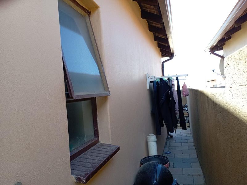 Clayville R 840 000- 2 beds, 1 bath - Photo 2