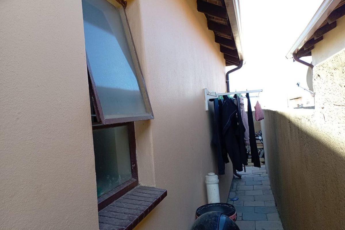 Clayville R 840 000- 2 beds, 1 bath - Photo 2
