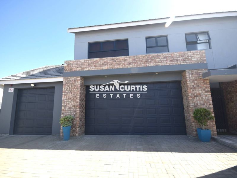 Elegant 5 Bedroom Home - Photo 5