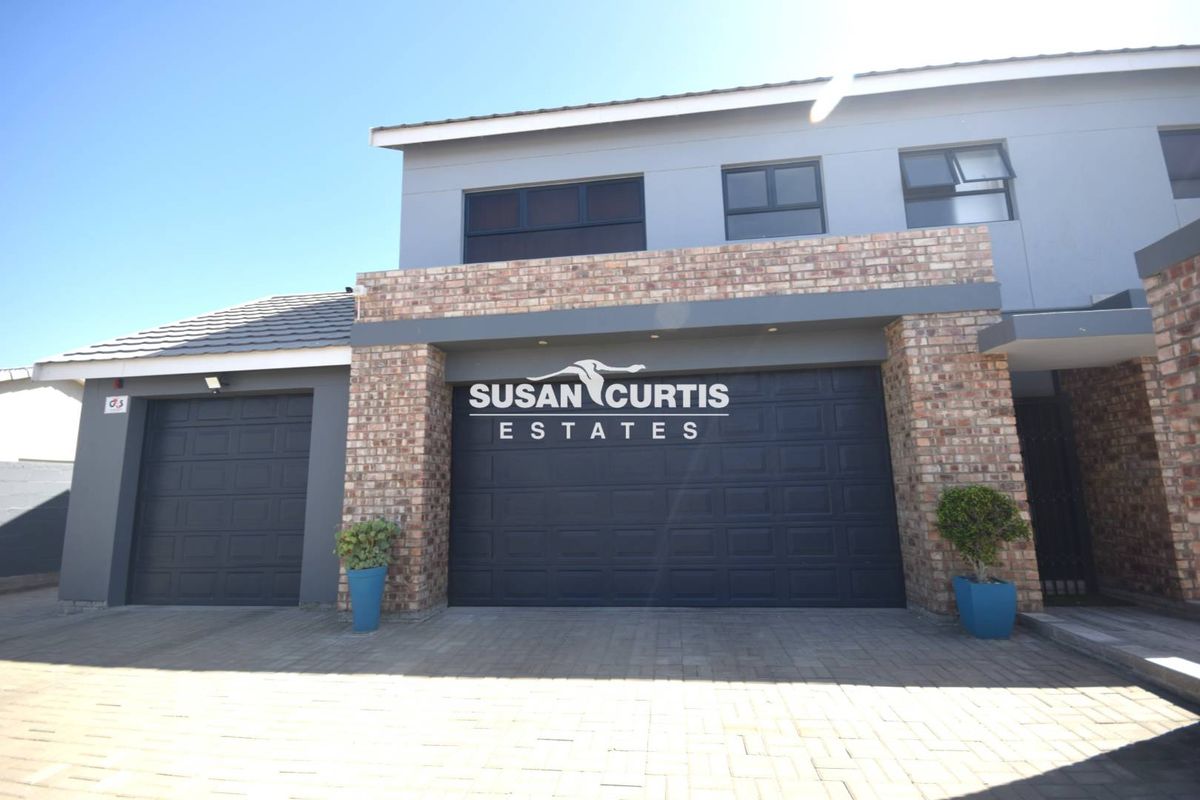 Elegant 5 Bedroom Home - Photo 5