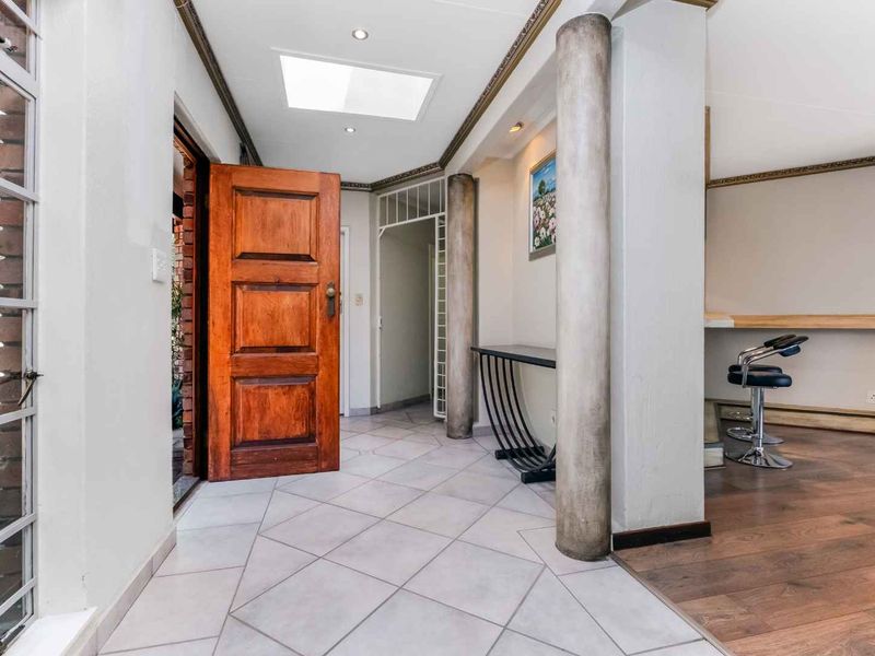 A SINGLE-STOREY FAMILY HOME IN A SECURE BOOMED AREA, WITH A MASSIVE GARDEN -  JUST SOUNDS WONDERFUL - Photo 6