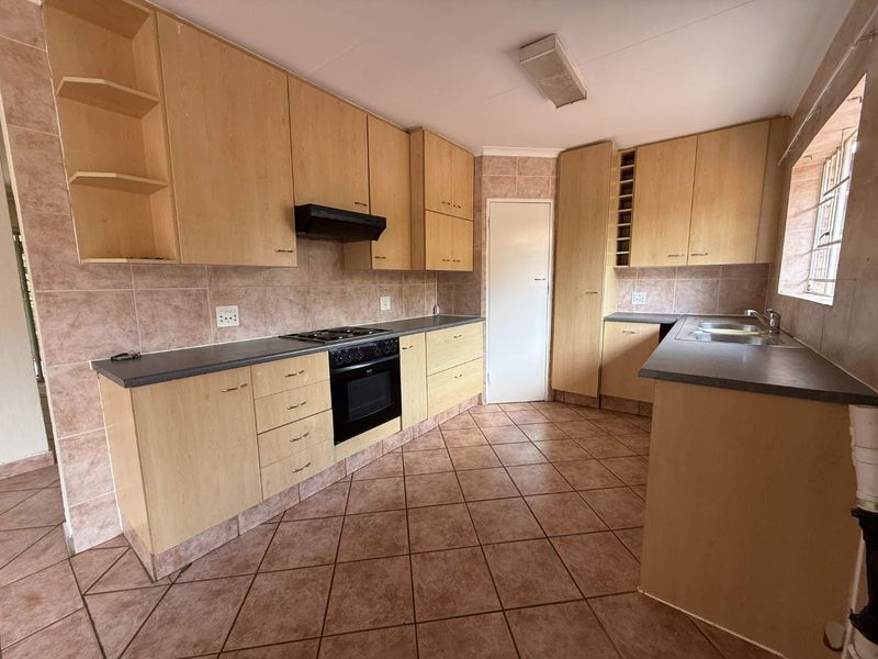 PERFECT 3 BED 2 BATH 2 GARAGE - Photo 5