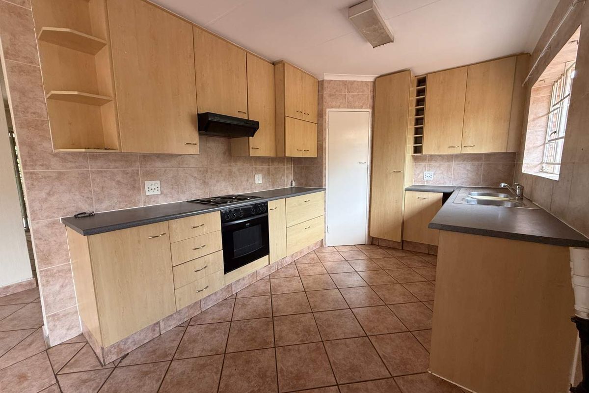 PERFECT 3 BED 2 BATH 2 GARAGE - Photo 5