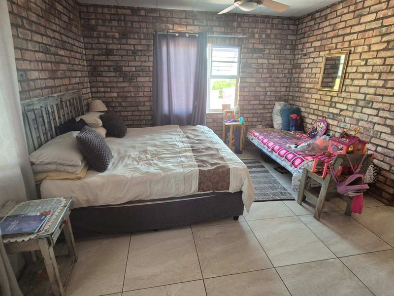 Warm, Rustic Uis-Brick Home With Huge Potential! - Photo 10