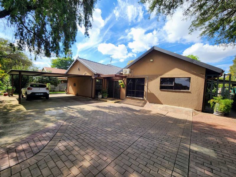Spacious Family Home with Income-Generating Flatlet - Photo 1