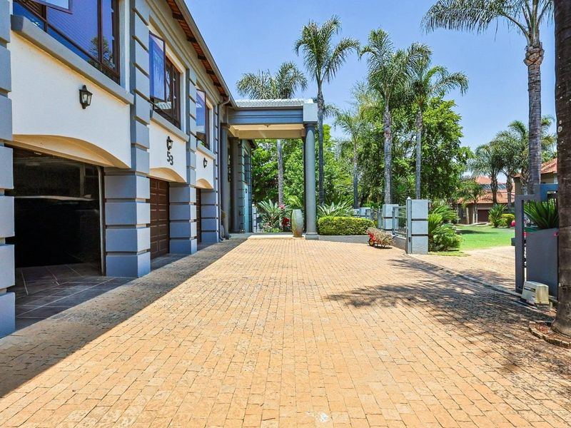 Sophisticated Family Residence Offering Style, Space and Comfort - Woodhill Golf Estate - Photo 2