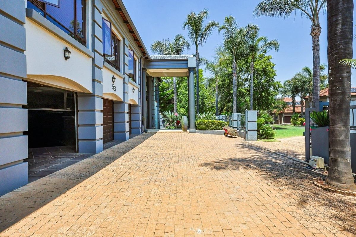 Sophisticated Family Residence Offering Style, Space and Comfort - Woodhill Golf Estate - Photo 2