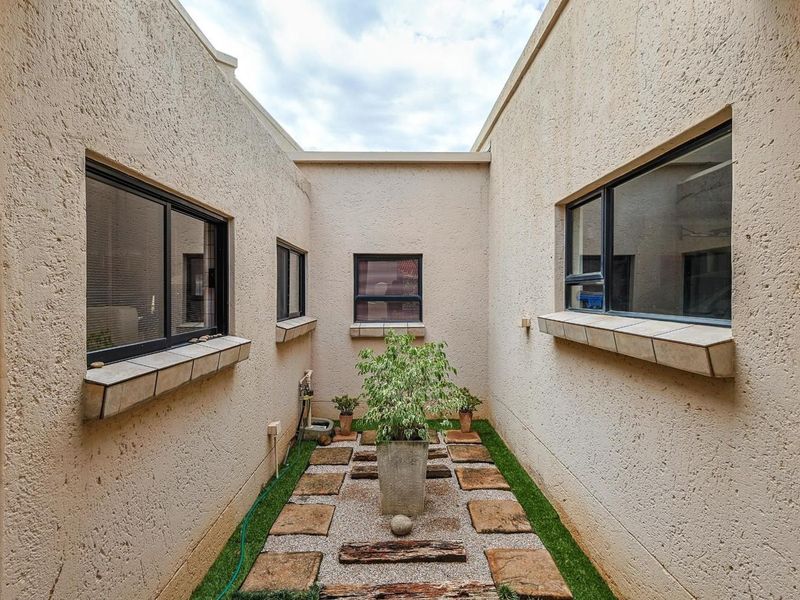 Old Classic | 3 Bed, 3.5 Bath | 1000sqm Estate - Photo 7