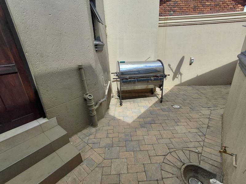 Luxurious Fully Furnished 4-Bedroom Double-Storey Home with Stunning Views in Roodekrans - Photo 10