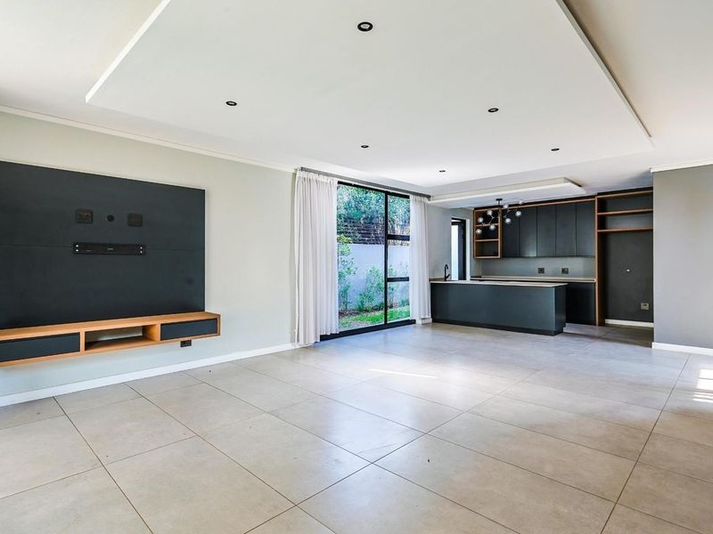 Luxury & Security Redefined in Waterkloof - Photo 7