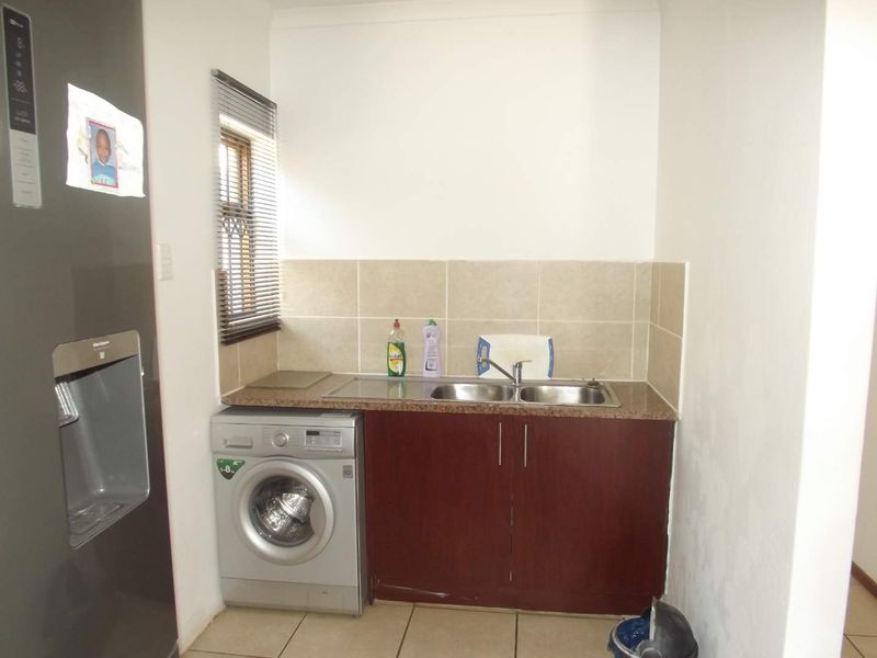 **Charming 3-Bedroom Freestanding Townhouse for Rent** - Photo 5