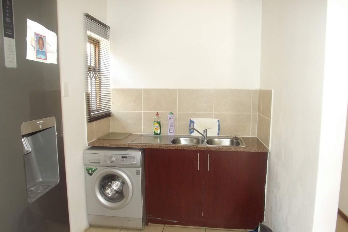 **Charming 3-Bedroom Freestanding Townhouse for Rent** - Photo 5