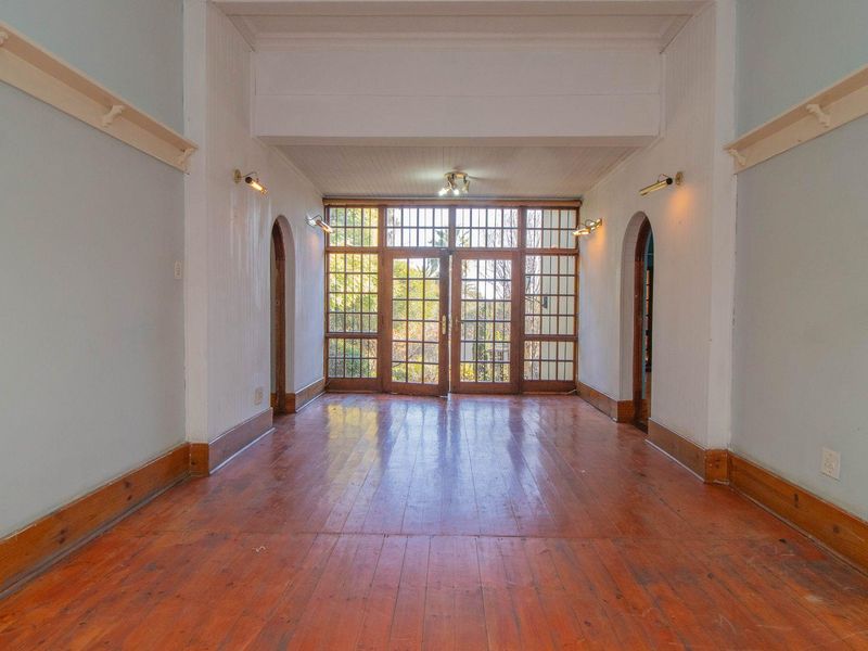 5 Bedroom family home in  the enclosed area of Westdene - Photo 2