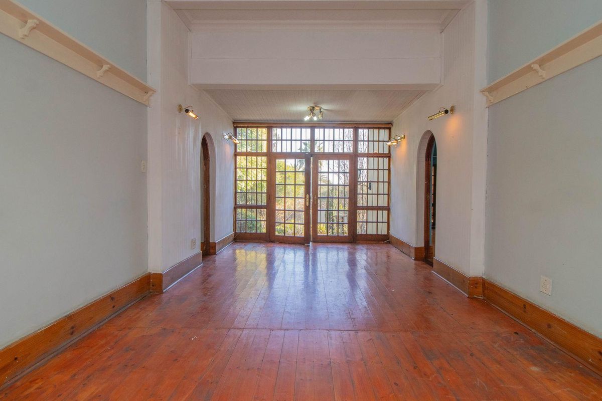 5 Bedroom family home in  the enclosed area of Westdene - Photo 2
