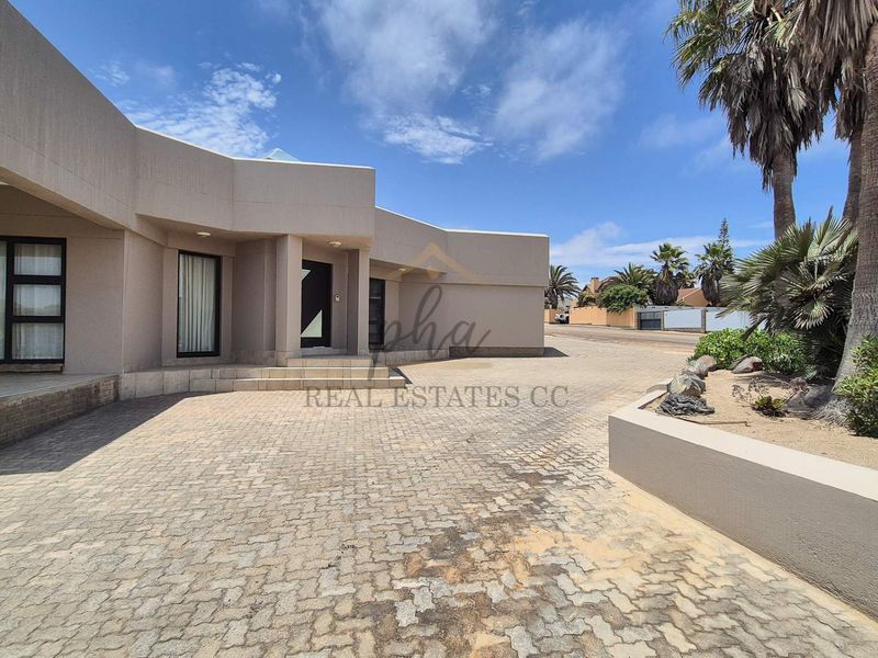 SPACIOUS with versatile Living spaces - Photo 6