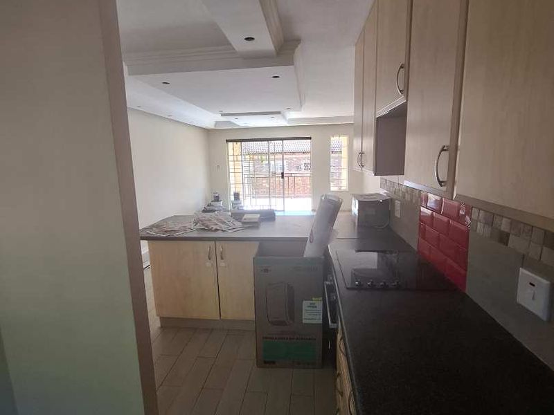 Stunning 3 bedroom unit in Equestria - Photo 3