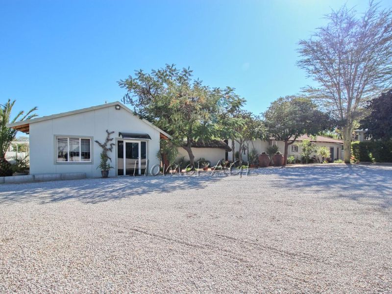 Otjiwarongo:  Immaculate 8 Bedroom Guesthouse for sale - Photo 2