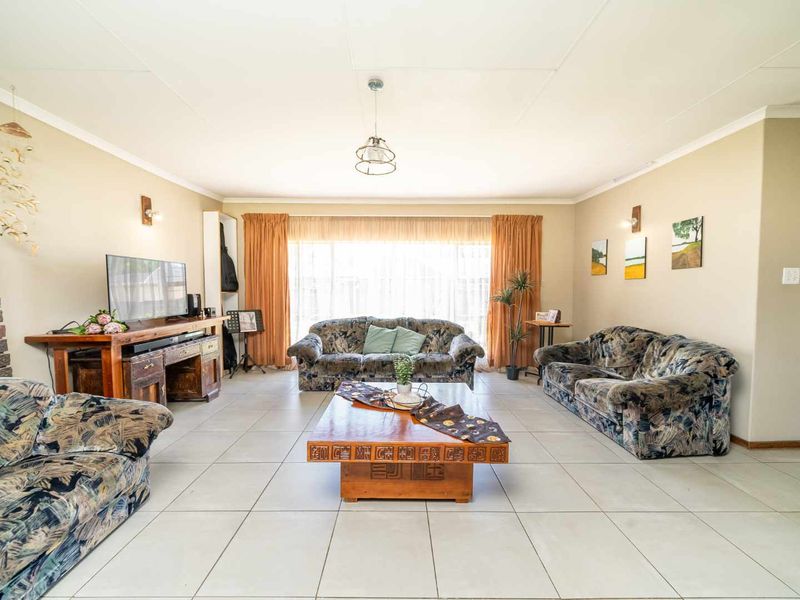 Spacious Family Home with Expansive Garden and Pool in Parkrand** - Photo 4