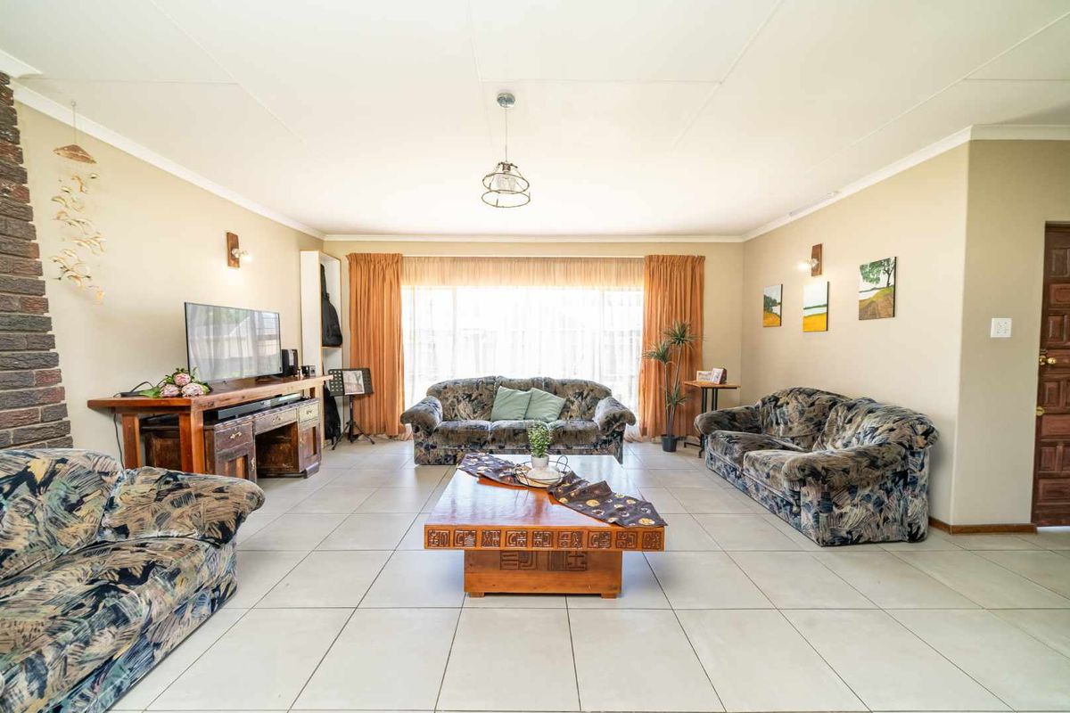 Spacious Family Home with Expansive Garden and Pool in Parkrand** - Photo 5