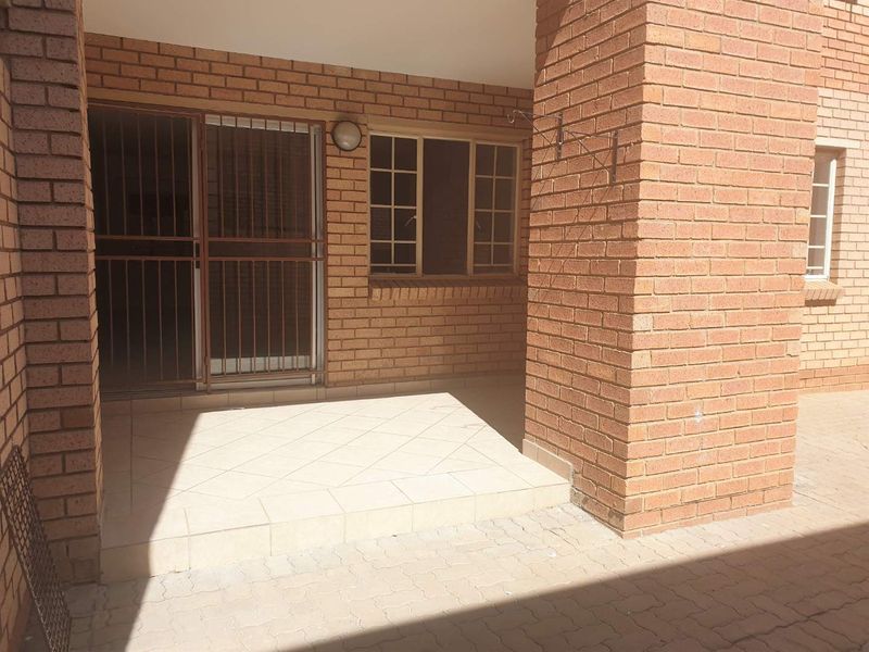 Load-Shedding Free Area - Ground Floor Unit! - Photo 4