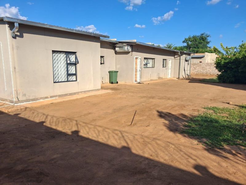 BEAITIFUL & WELL MAINTAINED 3 BEDROOM HOUSE ON A LARGE ERF , FOR SALE IN TSUMEB - Photo 2