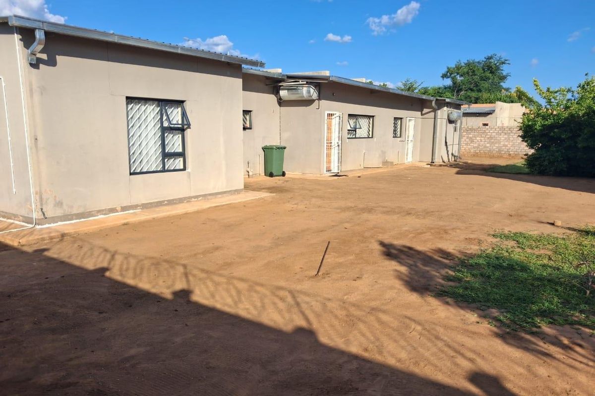 BEAITIFUL & WELL MAINTAINED 3 BEDROOM HOUSE ON A LARGE ERF , FOR SALE IN TSUMEB - Photo 2