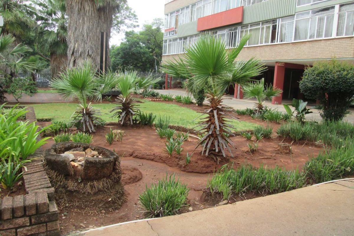 VERY BEAUTIFUL NEAT AND CLEAN BACHELOR FLAT FOR SALE IN PRETORIA CENTRAL '' BARGAIN - Photo 3